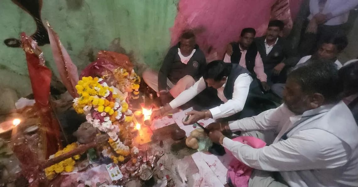 kuberdindor's tweet photo. આજરોજ કડાણા ખાતે મહી પૂનમના દિવસે ભરાતા મેળામાં કાર્યકર્તાઓ સાથે નદીનાથ મહાદેવ ભેટકોલિયા બાવજીના દર્શન કરી ધન્યતા અનુભવી. https://t.co/NXxjLY5DMe