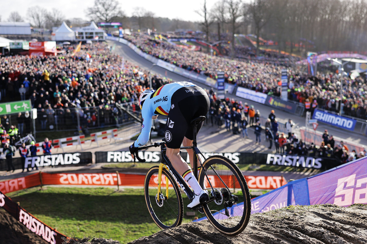 UCI_CX's tweet image. Wout Van Aert leads on Lap 4️⃣ but it has been Van der Poel that has been launching all the attacks so far 💥

#Hoogerheide2023