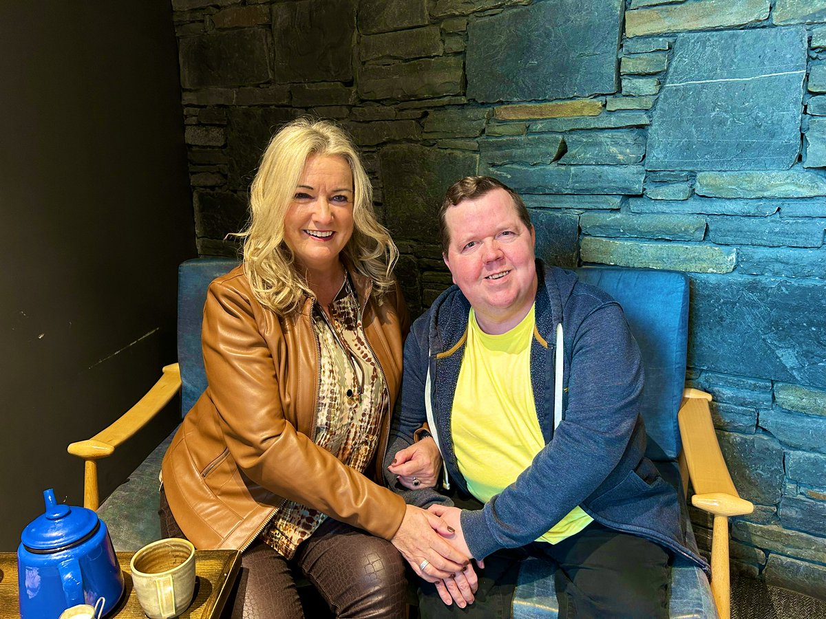 JoAnne_Dobson's tweet photo. A great afternoon in the company of Ciaran Campbell for a latte, laughs &amp; all with a serious message as we #keepitrenal by chatting all things Kidney

Always thankful of his amazing support through @SDEntIre for our local kidney family through @kidneycareuk - #plansafoot

☕️🧁 https://t.co/kOjBmS2dKW