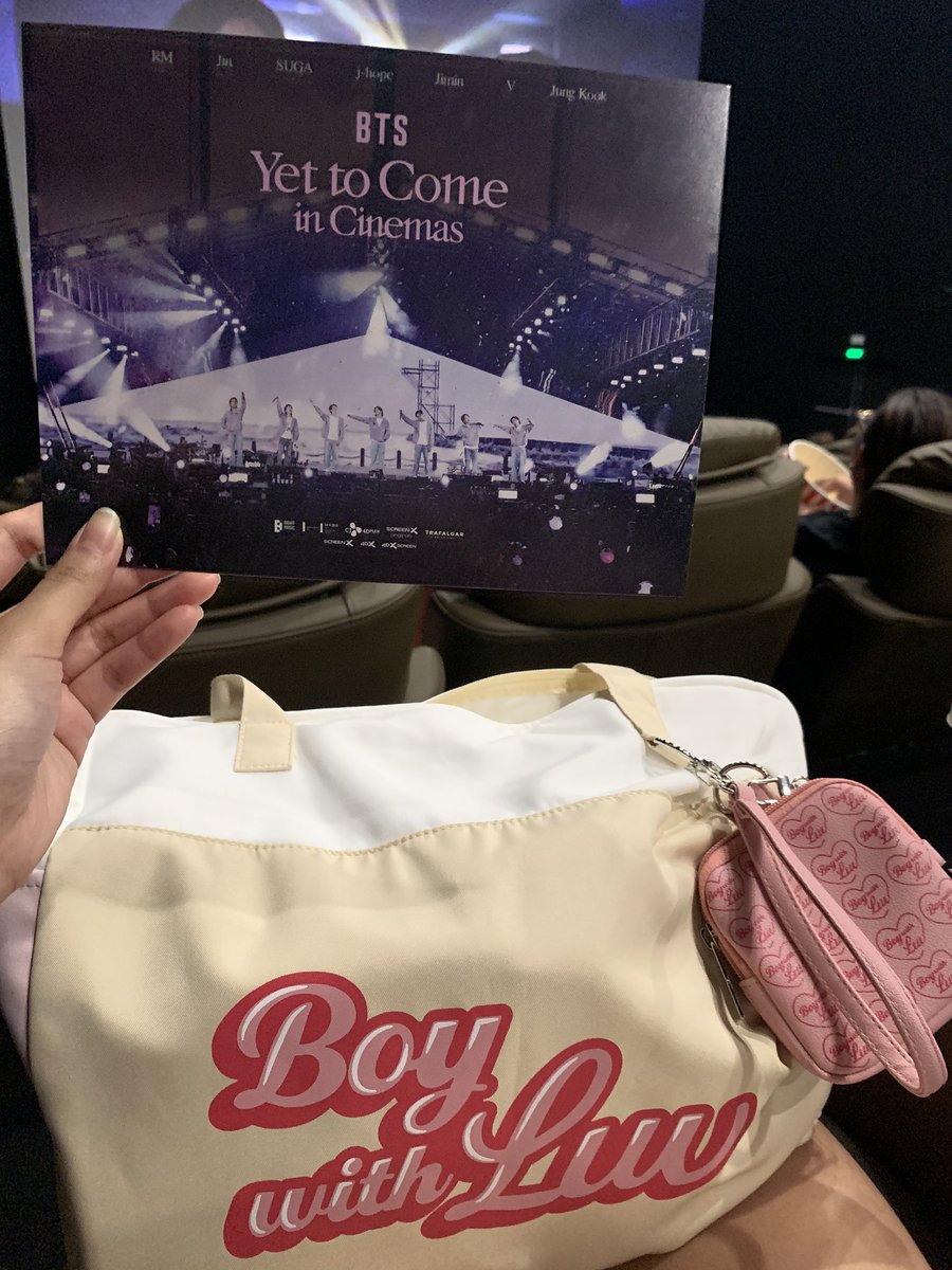 btsislifeiktr's tweet photo. SO MANY ARMYS LAST NIGHT HUHU BORAHAE 🥺 ENJOYED CHEERING FOR BTS WITH FELLOW #PHARMYS 💜  even though I watched #YetToComeInCinemas alone, my heart is so full! 💜 #YetToComeInCinema #yettocomeinsmcinema https://t.co/fw2a4LQtOP