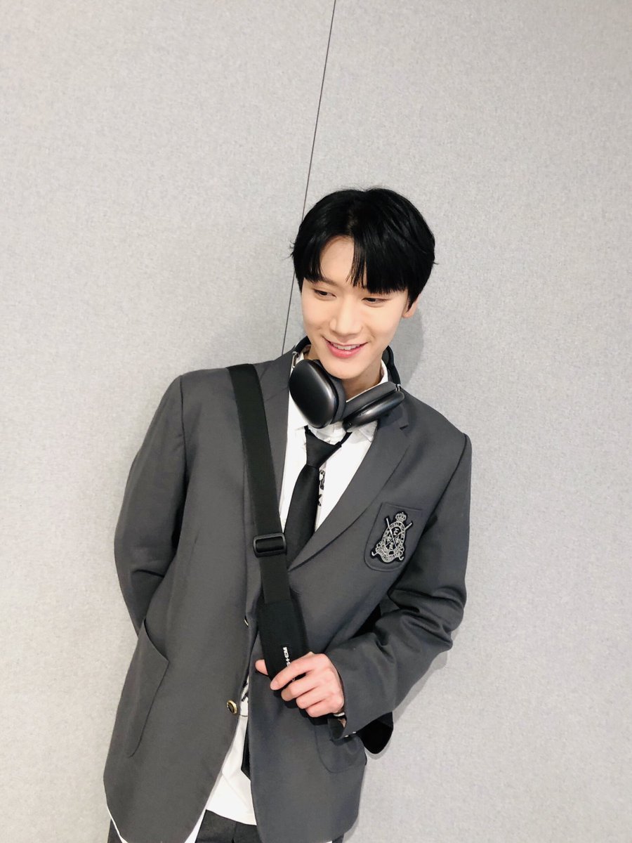 항상 와이셔츠 다 풀어헤치고 다니는 이영흠 선배가 교칙위반에 안걸리는 이유는 선도부 남친이 항상 넥타이를 두개 챙겨서 등교하기 때문이라네요