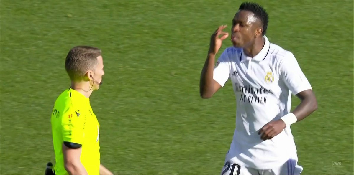 HoyEnDeportes4's tweet photo. El árbitro no ha expulsado a Vinicius y no le caerán 3 partidos de sanción porque no se llama Lewandowski ni lleva la camiseta del Barça. https://t.co/a7C7V9QNLG