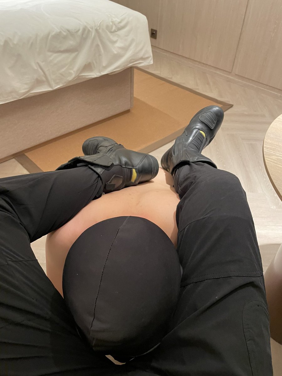 想跪在地上给老子的脚磕头吗