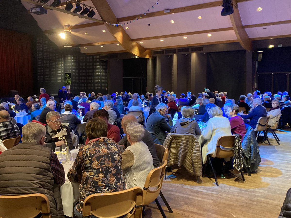 patrickpeniguel's tweet image. Un moment convivial pour nos aînés de @change53 
Un dimanche après-midi ensemble pour un goûter et un spectacle.
Service effectué par les élus et les membres du #CCAS.