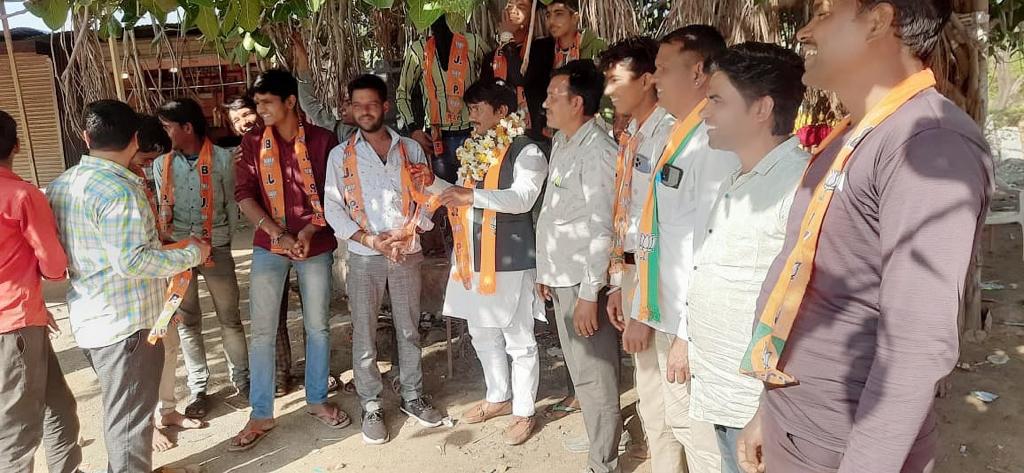 BJP4Rajasthan's tweet photo. मसुदा विधान सभा के बूथ संख्या 89,90 देवमाली शक्ति केंद्र पर राजेश गुर्जर पूर्व प्रदेश महामंत्री युवा मोर्चा   विधान सभा संयोजक नरेन्द्र रावत, मंडल उपाध्यक्ष साँवर गुर्जर मंडल अध्यक्ष युवा मोर्चा मनीष जोशी ने घर घर सम्पर्क कर नव मतदाताओं को भाजपा से जुड़ने का आह्वान कियाI https://t.co/MuRqYDH5NU