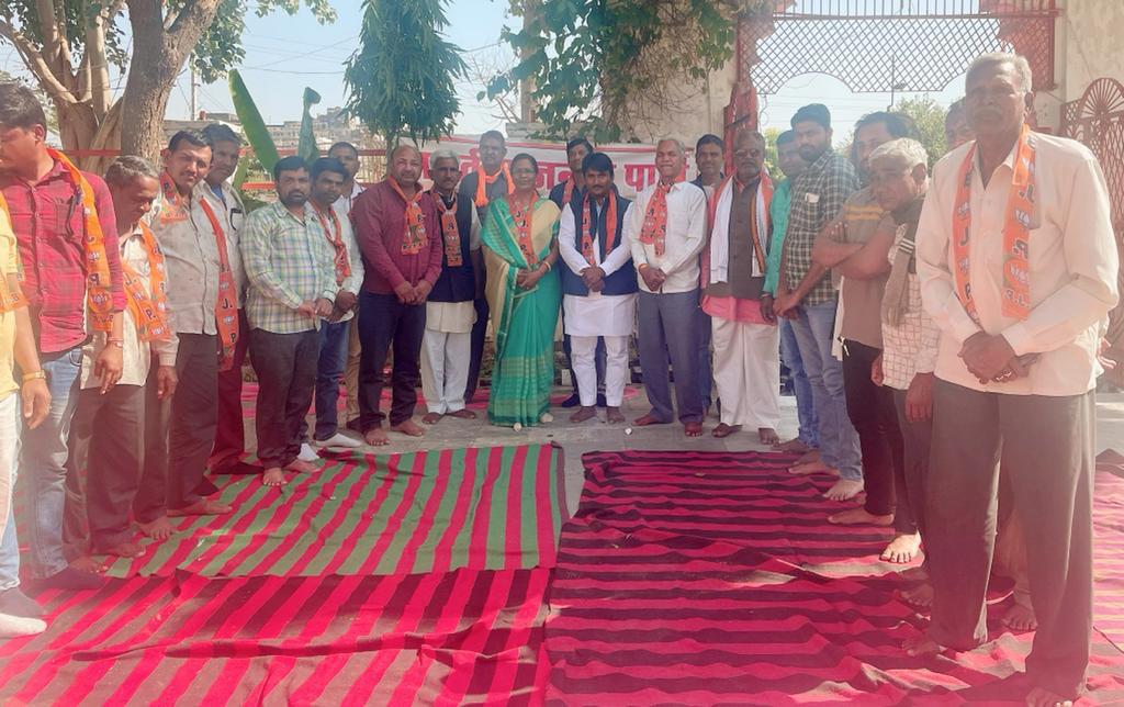 BJP4Rajasthan's tweet photo. मसुदा विधान सभा के बूथ संख्या 89,90 देवमाली शक्ति केंद्र पर राजेश गुर्जर पूर्व प्रदेश महामंत्री युवा मोर्चा   विधान सभा संयोजक नरेन्द्र रावत, मंडल उपाध्यक्ष साँवर गुर्जर मंडल अध्यक्ष युवा मोर्चा मनीष जोशी ने घर घर सम्पर्क कर नव मतदाताओं को भाजपा से जुड़ने का आह्वान कियाI https://t.co/MuRqYDH5NU