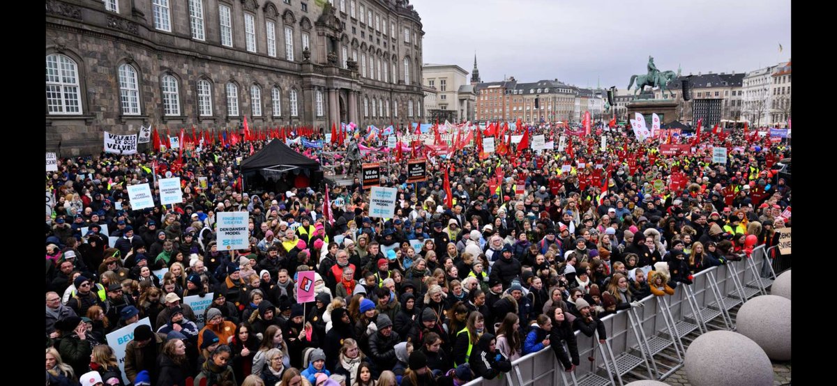 50.000 mennesker er samlet foran Christiansborg for at bevare store bededag. Tusind tak til alle, der er mødt op! 🤩 #dkpol #arbejde