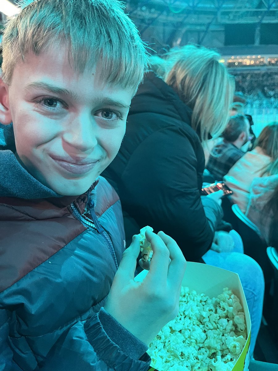 ckillen07's tweet photo. #belfastgaints #gaintselfie AQE treat :-) https://t.co/sEwRv4lcsy