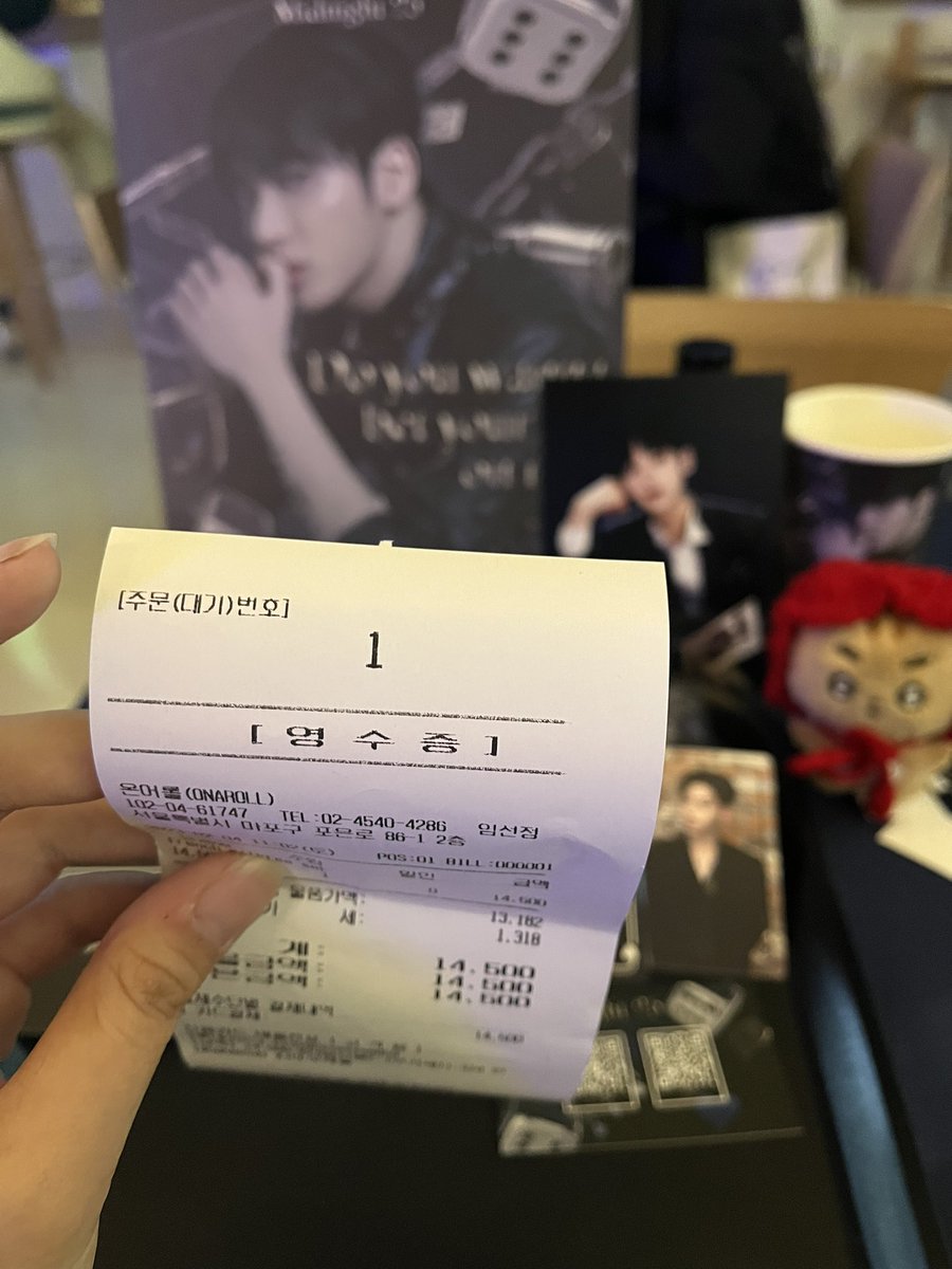 sumo_de_uva's tweet photo. #Open_at_25PM_Midnight

특전 받으려고 1시간 일찍 간 개극성 모아 ✌️
4일 특전 틴케이스였어유
주인장이 사진도 찍어줌

혈관에 덕질 주입해서 살 거 같았음

#태현이의추억으로완성된22번째악보
#OurLovelyTreasureTaehyun https://t.co/7DHThWN35W