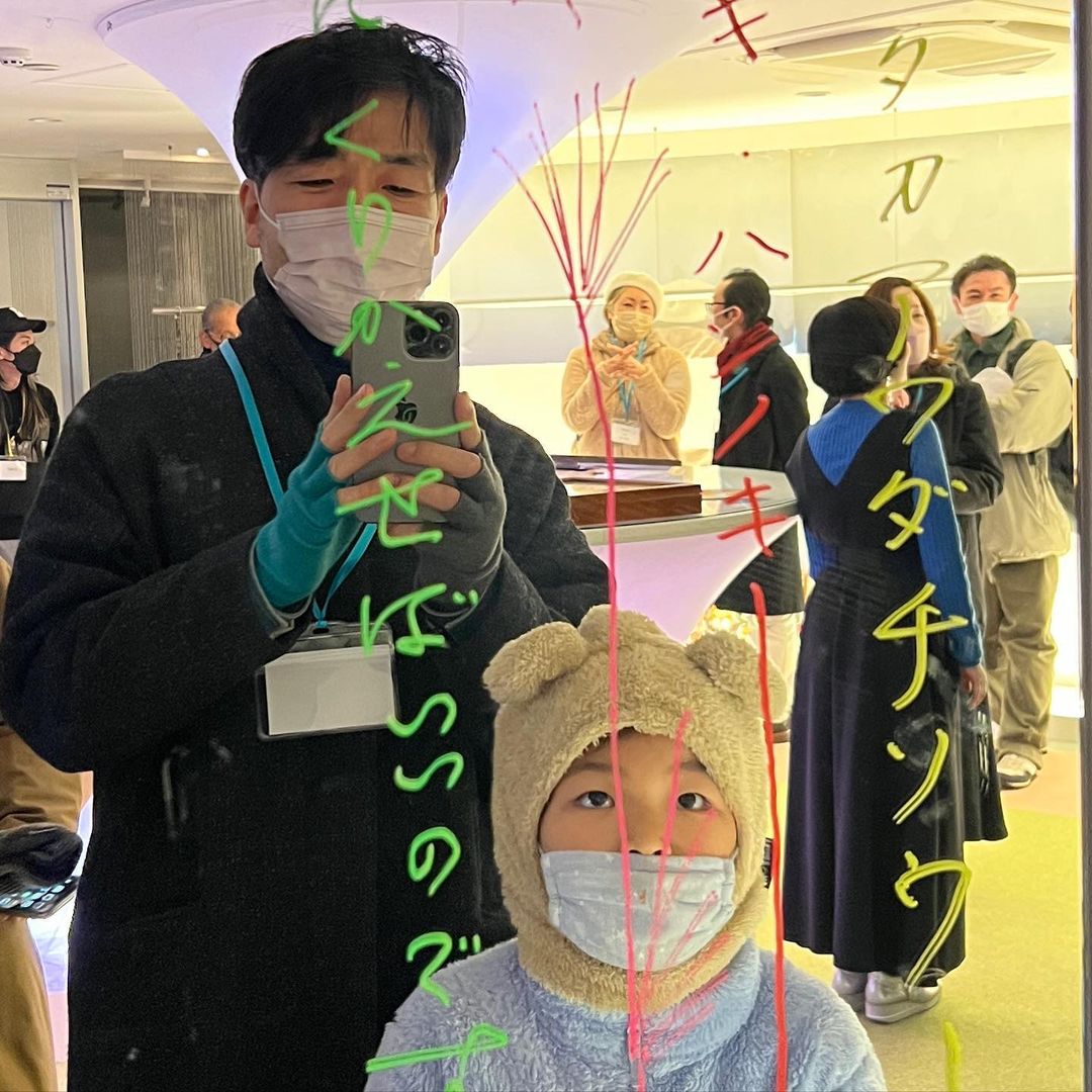 youshimada's tweet photo. 北野Rose Gardenで行われた久保田沙耶さんによるインスタレーション作品「その風の色」で行われた森山未來/久保田沙耶/安井麻人によるパフォーマンスに。
やはりRose Gardenの空間は魅力的。 https://t.co/H0s1Aw0p3w