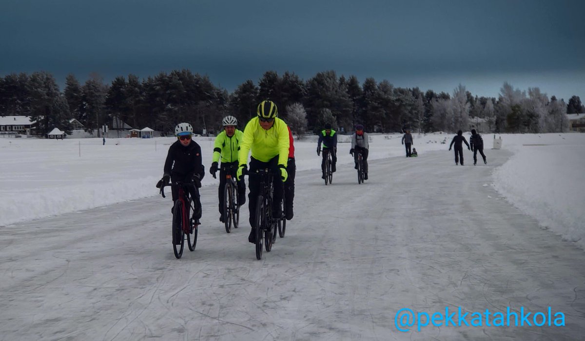 Laiskakettu's tweet photo. #jääbaana #kempeleenlahti #studless #kitkarenkaatvainastarenkaat 📷 @pekkatahkola https://t.co/ysrCX7kPOC