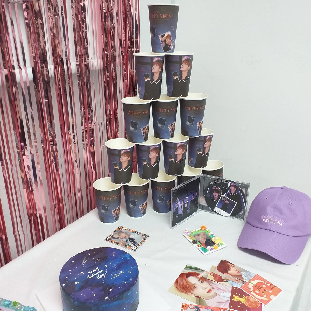 dduw4_'s tweet photo. #체리달이_뜨는_날
#our_moon_TH 빨리 갓다 생각햇는데...특전 소진이어서 컵만 받구 나왓습니다,,, 벽면에 태현이가 위버스에 남겻던 말들이 붙여잇어서 좋앗어요!! 체리텬 짱...❤ https://t.co/ZOjsFvIGMC