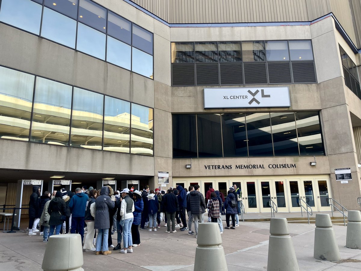 Lila Bromberg on Twitter "Students are already in line outside of the