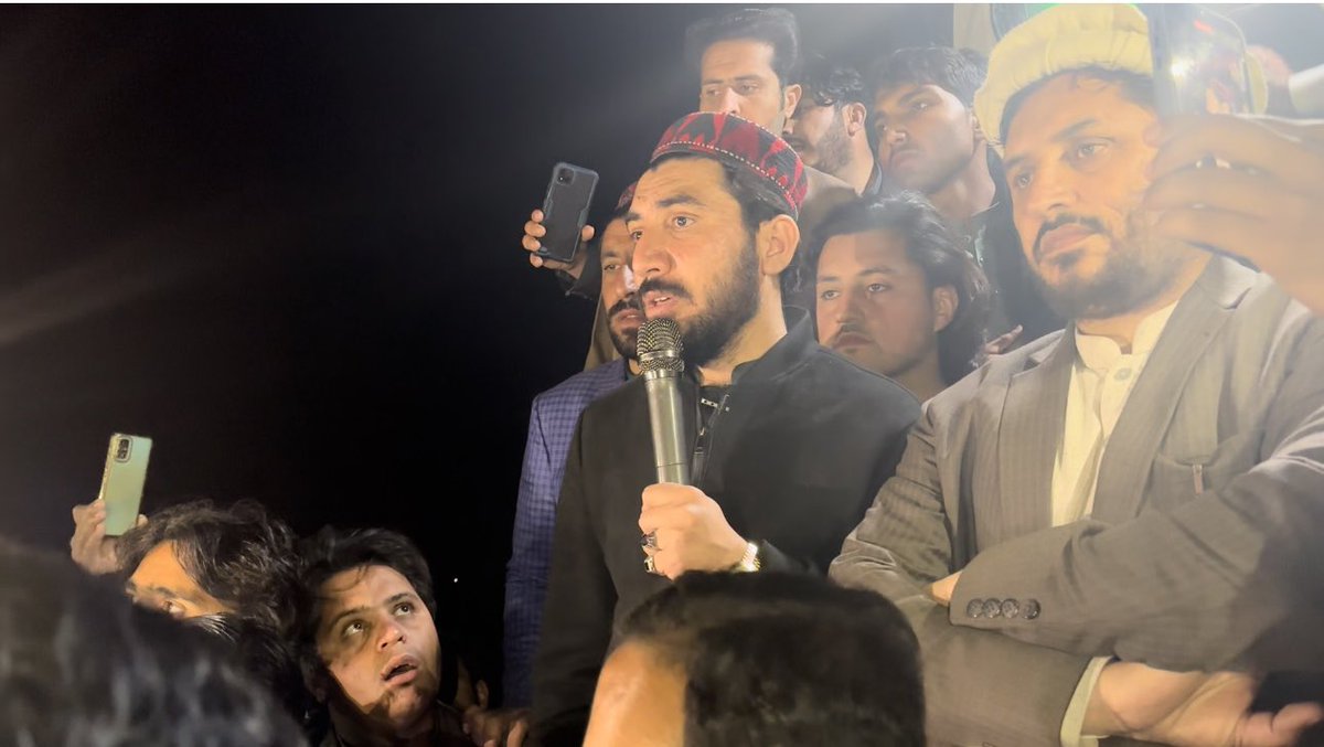 ManzoorPashteen's tweet photo. خیبر کے علاقے تختہ بیگ میں مقامی نوجوان بلال کو سیکورٹی فورسز نے گولیاں مار کر شہید کر دیا ہے۔
ریاستی اداروں کا پشتونوں کے قتل کا سلسلہ بدستور جاری ہے۔
لاش روڈ پر رکھ کر لوگ احتجاج کر رہے ہیں ابھی ہم دھرنے میں شریک رہے پشتون عوام ریاستی ظلم جبر سے بے انتہا تنگ ہے۔
دھرنہ جاری ہے https://t.co/iwOUdcBc1a