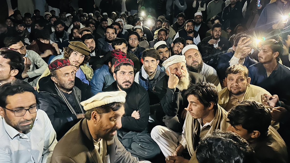 ManzoorPashteen's tweet photo. خیبر کے علاقے تختہ بیگ میں مقامی نوجوان بلال کو سیکورٹی فورسز نے گولیاں مار کر شہید کر دیا ہے۔
ریاستی اداروں کا پشتونوں کے قتل کا سلسلہ بدستور جاری ہے۔
لاش روڈ پر رکھ کر لوگ احتجاج کر رہے ہیں ابھی ہم دھرنے میں شریک رہے پشتون عوام ریاستی ظلم جبر سے بے انتہا تنگ ہے۔
دھرنہ جاری ہے https://t.co/iwOUdcBc1a