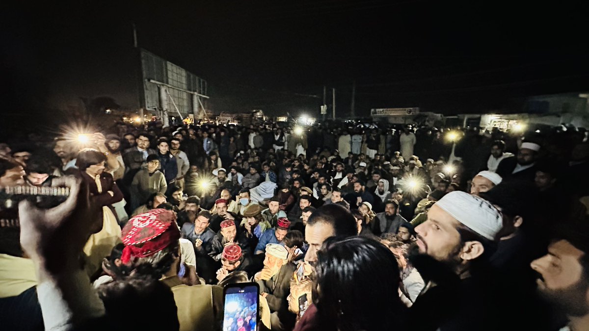 ManzoorPashteen's tweet photo. خیبر کے علاقے تختہ بیگ میں مقامی نوجوان بلال کو سیکورٹی فورسز نے گولیاں مار کر شہید کر دیا ہے۔
ریاستی اداروں کا پشتونوں کے قتل کا سلسلہ بدستور جاری ہے۔
لاش روڈ پر رکھ کر لوگ احتجاج کر رہے ہیں ابھی ہم دھرنے میں شریک رہے پشتون عوام ریاستی ظلم جبر سے بے انتہا تنگ ہے۔
دھرنہ جاری ہے https://t.co/iwOUdcBc1a