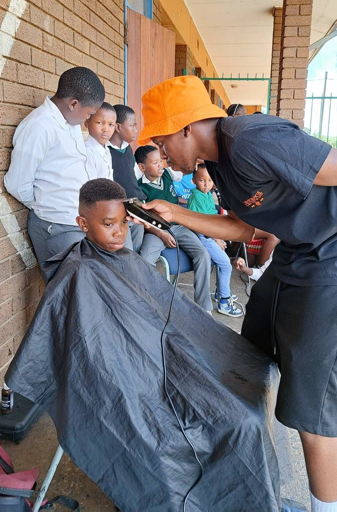 _AfricanSoil's tweet image. 💆🏽‍♀️💇🏽‍♂️| This was an initiative by a hair salon owner in Evaton, Vaal💫

They went to primary schools to do pupils' hair; haircut (boys) and braidings (girls)

Can you be active and give back in your communities? No Gov. will save you, they don't care. Just look out for each other