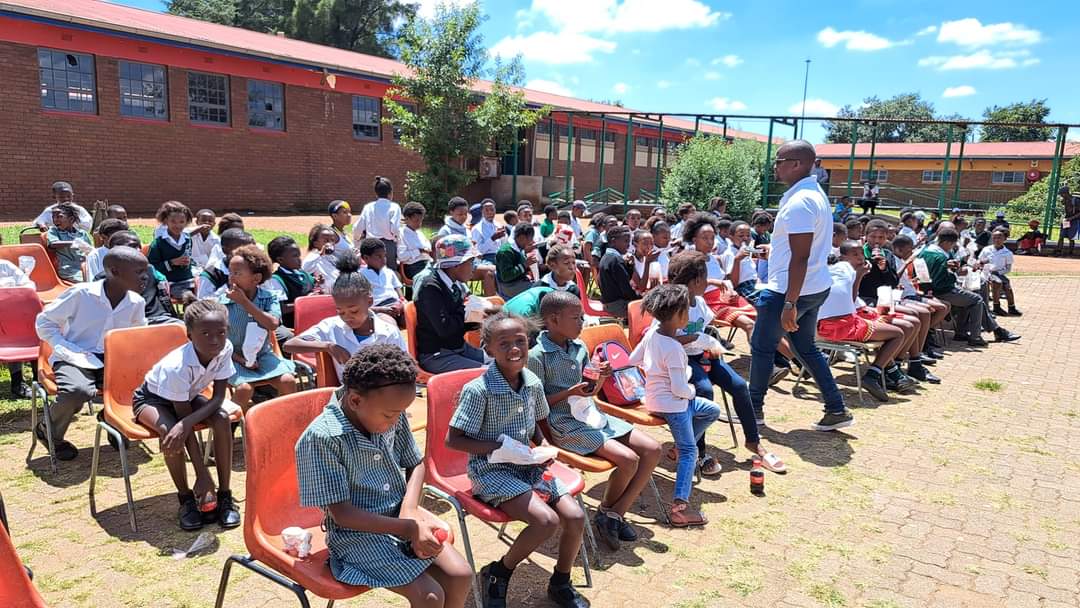 _AfricanSoil's tweet image. 💆🏽‍♀️💇🏽‍♂️| This was an initiative by a hair salon owner in Evaton, Vaal💫

They went to primary schools to do pupils' hair; haircut (boys) and braidings (girls)

Can you be active and give back in your communities? No Gov. will save you, they don't care. Just look out for each other