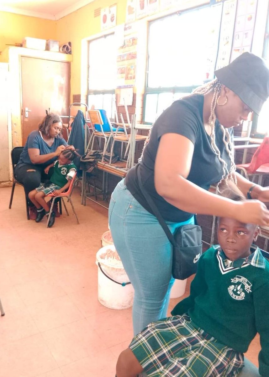 _AfricanSoil's tweet image. 💆🏽‍♀️💇🏽‍♂️| This was an initiative by a hair salon owner in Evaton, Vaal💫

They went to primary schools to do pupils' hair; haircut (boys) and braidings (girls)

Can you be active and give back in your communities? No Gov. will save you, they don't care. Just look out for each other