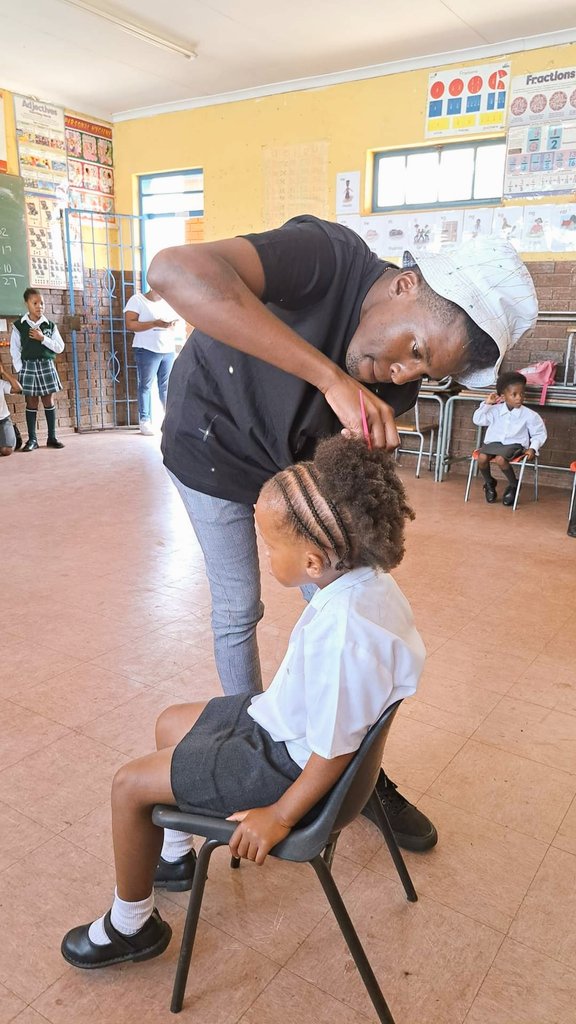_AfricanSoil's tweet image. 💆🏽‍♀️💇🏽‍♂️| This was an initiative by a hair salon owner in Evaton, Vaal💫

They went to primary schools to do pupils' hair; haircut (boys) and braidings (girls)

Can you be active and give back in your communities? No Gov. will save you, they don't care. Just look out for each other