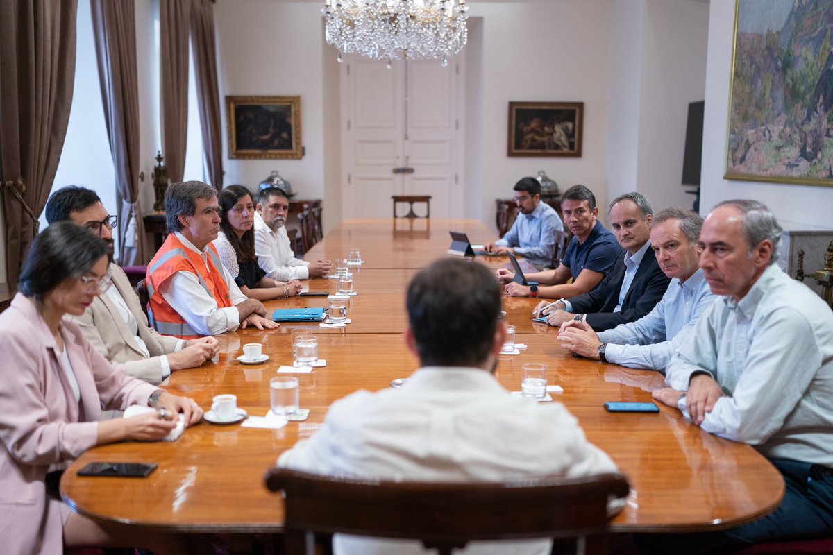 GabrielBoric's tweet photo. La emergencia la enfrentamos con unidad. Hoy nos reunimos junto a la ministra @Camila_Vallejo con @SNA_Chile, @CPCchile, @CChC_Chile y @cormachile para coordinar esfuerzos entre sector público y privado. Juntos saldremos adelante! https://t.co/GXBuuI7aWp