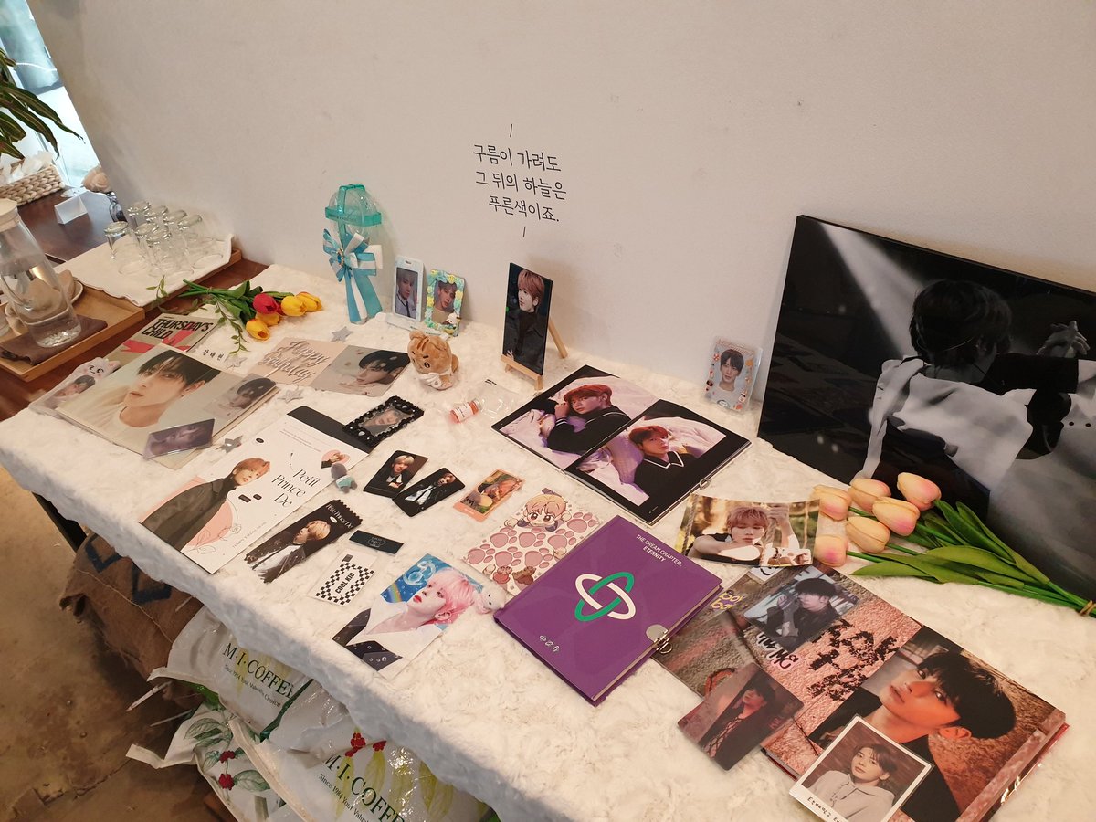 moaom34822's tweet photo. #태현이와_우리가_스며드는_이곳
#TH_IN_B612
좀 늦게 가서인지 세트 마감됨...ㅠㅠ 

차분하게 예뻐곳에서 럭드 맛들려 계속 뽑다가 엽서 전부 모아버림...ㅎ 행복하다 강태현 사랑🐿💕 https://t.co/c1kb3Nc7bL