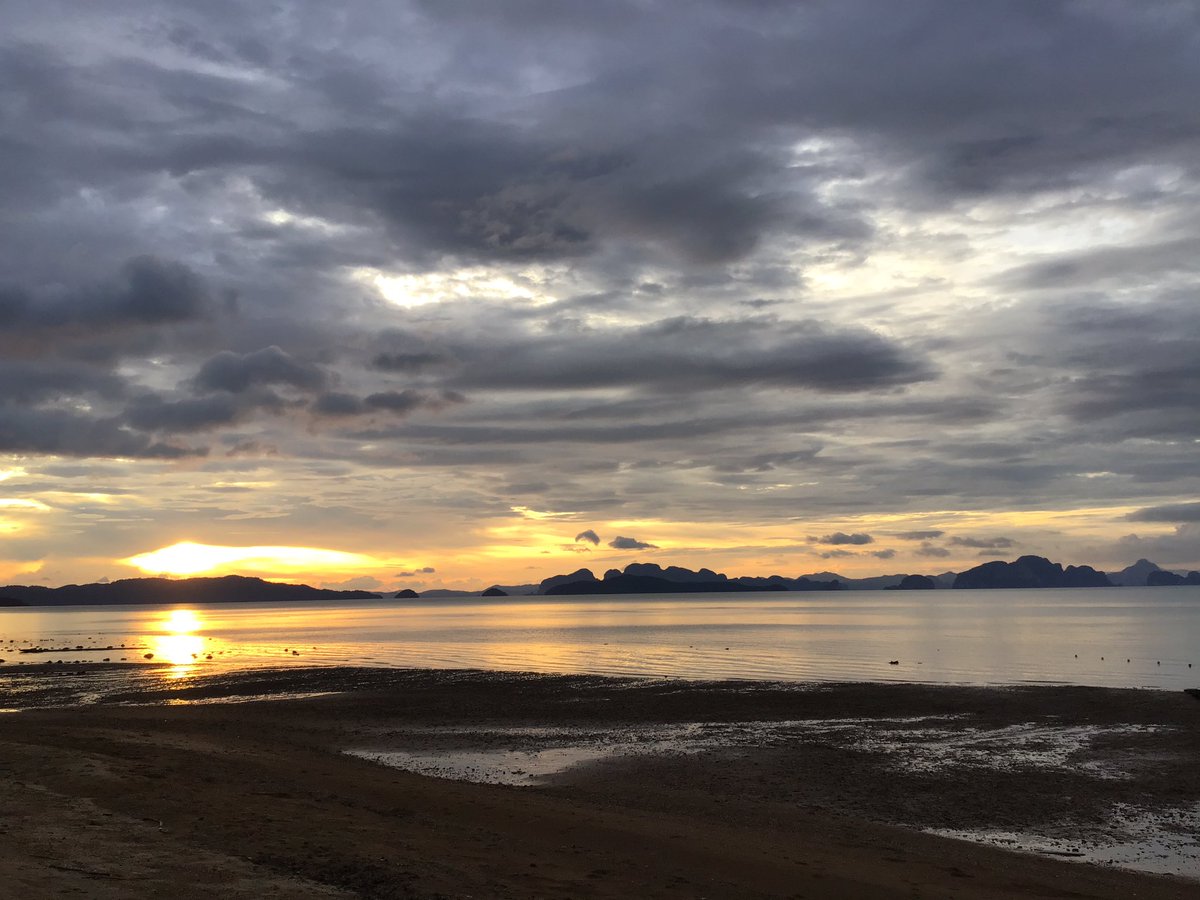 mfbeardsley's tweet photo. We’re spending February in Thailand. Sending along some  #SundaySunsets from the last few days here in #kohyaonoi. Even have a sunset cocktail for all of you to enjoy! @_sundaysunsets_ @MadHattersNYC @RoarLoudTravel #panophotos https://t.co/gnlD2pSlo5