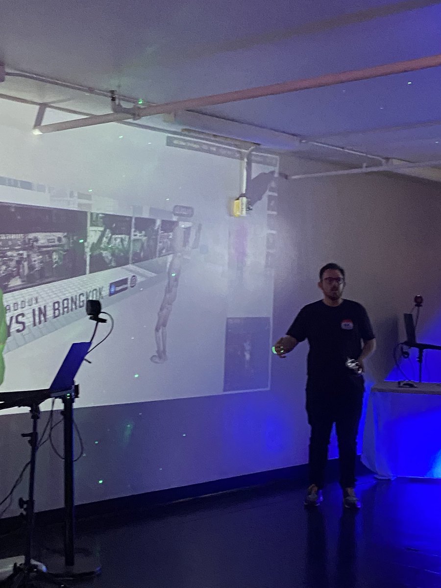 MichaelPierce's tweet image. Thank you everyone who attended my opening as I taught about the importance from going local to going global with the consumerism of the #Metaverse - what an inspiring night as 5 business owners and arts shared their journey in #web3