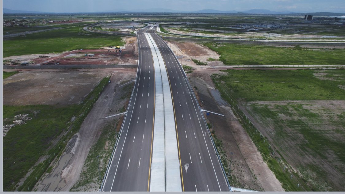 SalvaFdezAyala's tweet photo. 👷‍♂️En inspeccion @jorgenunol Secretario de @SCT_mx y @JFelipeVerdugo Subsecretario de Infraestructura,dan cuenta del avance de construcción de la vialidad oriente libre de peaje al @aifaaero.Próximamente esta ruta libre de peaje acercará al usuario de manera rápida y confortable. https://t.co/PZBXmMxcIQ