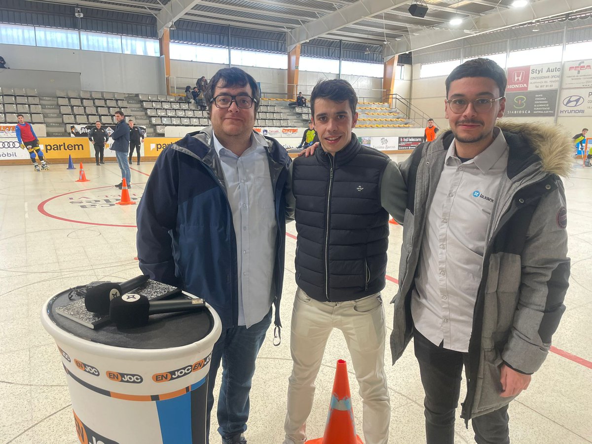 Esports en Xarxa (@esportsenxarxa) on Twitter photo L'equip de l’hoquei a l’#EnjocTV🏑 d'avui!
🎙 Narra <a href="/jmartitort/">Jordi Martí Tort</a>
📋 Analista <a href="/marti_casas/">martí casas</a>, jugador del <a href="/cpcalafell/">ClubPatíCalafell</a>
🚶 Amb <a href="/eric_guijarro/">Eric</a>, de <a href="/rtvvilafranca/">RTV Vilafranca</a>, a peu de pista
🔴 Vivim la #ParlemOKLiga, amb el <a href="/cpvilafranca/">Club Patí Vilafranca</a> 🆚 <a href="/chcaldes/">Recam Làser CH Caldes</a>, en DIRECTE a les 📺TV locals i a 📱<a href="/xala_cat/">xalacat</a> L'equip de l’hoquei a l’#EnjocTV🏑 d'avui!
🎙 Narra <a href="/jmartitort/">Jordi Martí Tort</a>
📋 Analista <a href="/marti_casas/">martí casas</a>, jugador del <a href="/cpcalafell/">ClubPatíCalafell</a>
🚶 Amb <a href="/eric_guijarro/">Eric</a>, de <a href="/rtvvilafranca/">RTV Vilafranca</a>, a peu de pista
🔴 Vivim la #ParlemOKLiga, amb el <a href="/cpvilafranca/">Club Patí Vilafranca</a> 🆚 <a href="/chcaldes/">Recam Làser CH Caldes</a>, en DIRECTE a les 📺TV locals i a 📱<a href="/xala_cat/">xalacat</a>