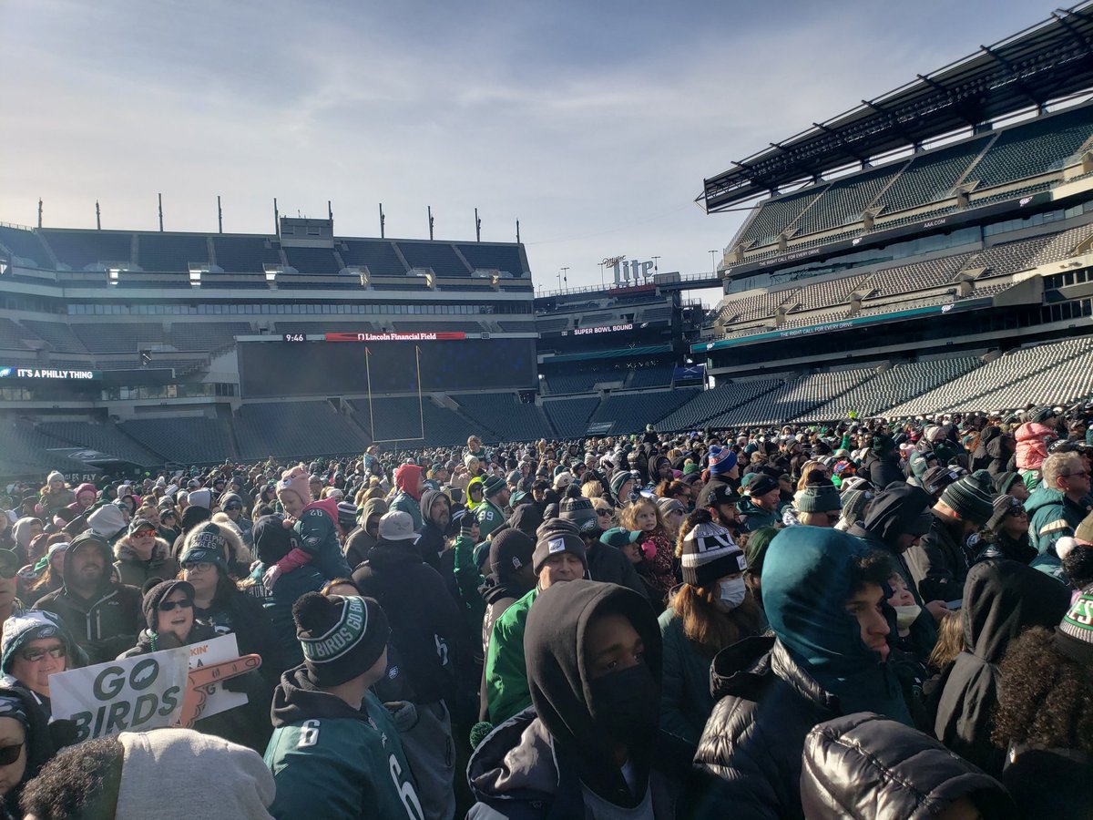 ukeaglesfan's tweet photo. A LOT of people on the field #FlyEaglesFly https://t.co/WjMtcKGykS