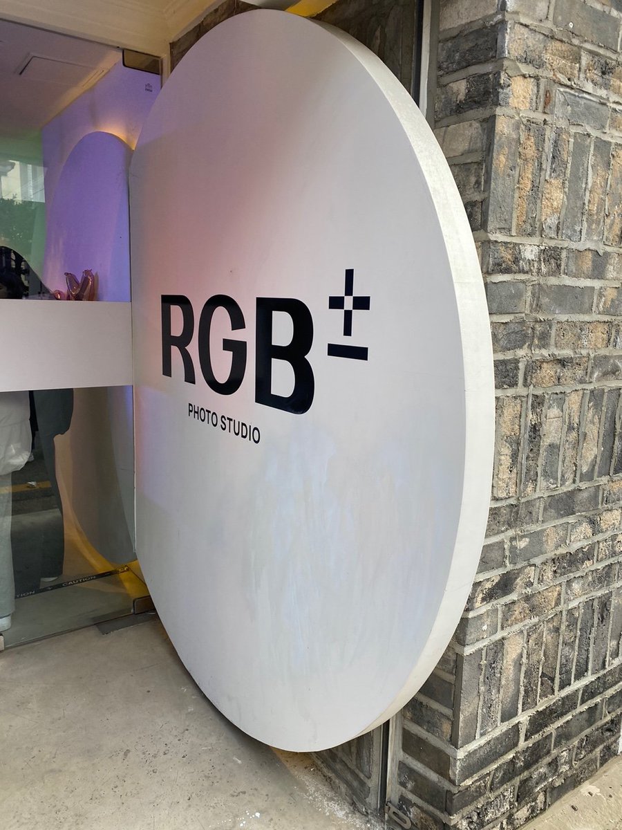 nocontextkeum's tweet photo. 📍RGB PHOTO STUDIO

조작을 못 한 건지 기계 오류인지 빛 조정은 못 하고 찍었지만🥹 너무 귀여운 프레임으로 잘 찍고 왔어요♡ 사진을 찍어둔 게 없네요ㅜㅜ 줄은 좀 길었지만 꼬옥 가고 싶었던 곳이라 얌전히 존버,.. 늘 감사해요💙👍🏻

#641DayswithBAEKHYUN
#배켜니기다리며_얌전히찍어씀 https://t.co/XrLliy8jfj