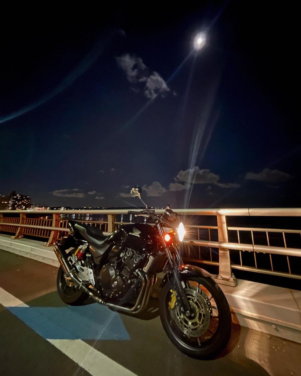 024tsujii's tweet photo. 夜の空いている134は最高だね。

#cb400sf #バイク https://t.co/fgm7rsjtP7