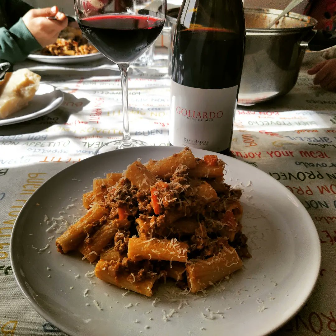 MiguelCallejaO's tweet photo. Y ya es domingo 🍝 Tortiglioni alla Bolognese 🍝 Y golpe Atlántico. Ojito @RiasBaixasWines no todo es blanco. Frescor máximo exponente. Frutal, afilado, acidez, estructura imponente. No apto paladares menores de edad
🍷 Goliardo 2020 🍇 #caiño #loureiro #espadeiro #souson 🍇 https://t.co/rwjDHGzJAa