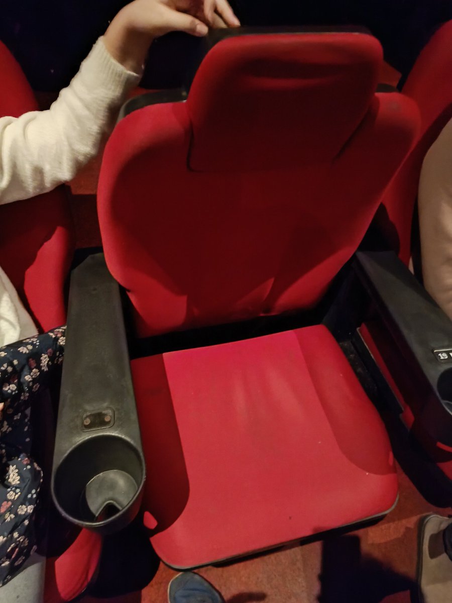 koeishto's tweet photo. @paribucineverse Dün Avatar'ı IMAX görselliği ile izlemek için ailecek Marmara Park'a gittik. Verdiğimiz yüksek ücretin karşılığı olarak kırık ve son derece rahatsız koltuklarda film izlemek zorunda kaldık. Kaliteyi mumla aradık, 3 saatin sonunda sinemadan dayak yemiş gibi çıktık. https://t.co/jCyNqQ0OMP