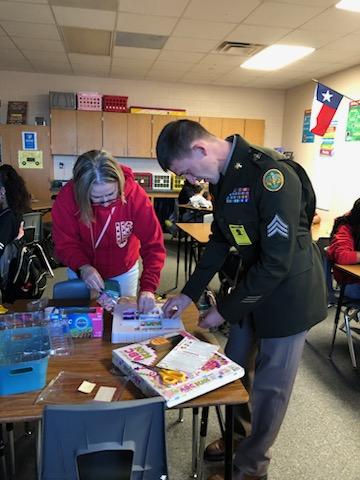 1stCavalryDiv's tweet photo. Troopers from Scalpel Troop, RSS, 3CR volunteer at their partner school, Union Grove Middle School, where they participated in several activities with the students.

#FirstTeam | #LiveTheLegend | #WeAreTheCav | @FORSCOM | @3dUSCAV https://t.co/xYGYl4uTpd