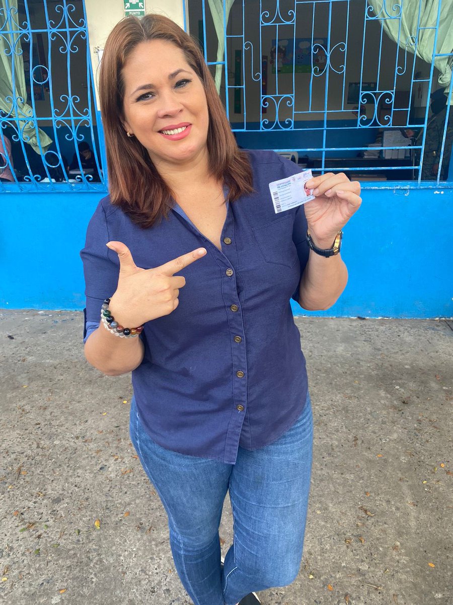 rocioserranookk's tweet photo. Desde muy temprano ya ejercimos nuestro derecho al voto.

Y tú ¿Ya lo hiciste? 👇🏻

Hoy RAYA TODO ✅ LISTA 3️⃣

#RocioSerrano2023 #JuntosPorGuayaquil #unidossomosmas #alcaldia #dejandohuellas https://t.co/c2qX4CvvOd