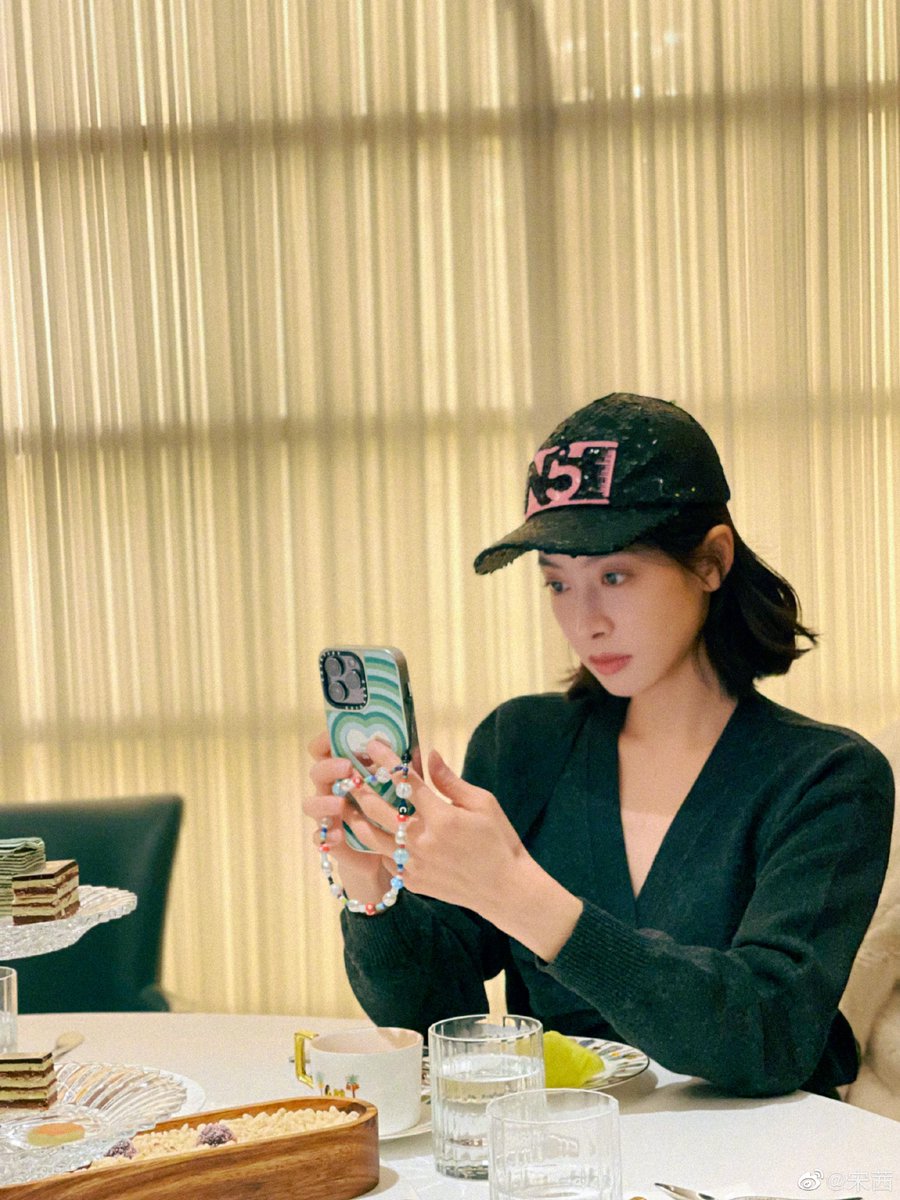 dramapotatoe's tweet photo. #VictoriaSong shares new snaps for Lantern Festival

More - https://t.co/giZerO9nuY

#songqian https://t.co/Y7wWSfhu53