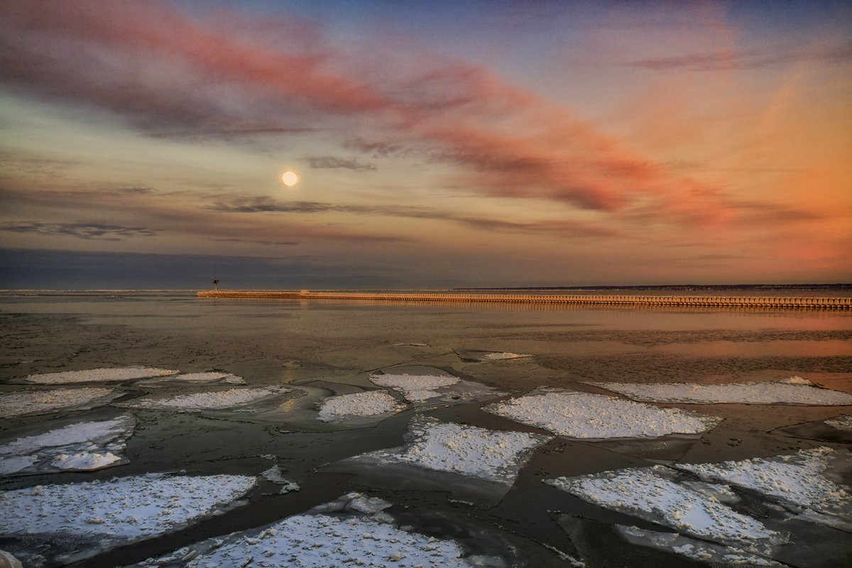 JamesMontanus's tweet photo. Amazing night out on the Charlotte Pier last night with the pier encrusted in solid ice from the last two days of brutal cold, the sunset, moonrise and fireworks? Who knew there would be fireworks? Not me. But it was a nice surprise. https://t.co/ykEmZ33rHH