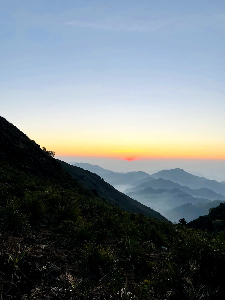 Srusam2's tweet image. Trekked for almost 2 hours to Experience the most beautiful Sunrise 🌅 Visited after 2 years but still the same vibe at Vanjangi hills ❤️A perfect day out with my buddies 🔥😍 #Paderu