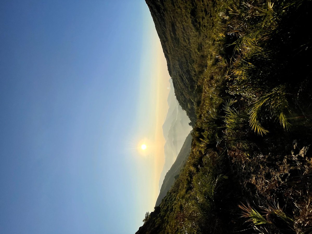 Srusam2's tweet image. Trekked for almost 2 hours to Experience the most beautiful Sunrise 🌅 Visited after 2 years but still the same vibe at Vanjangi hills ❤️A perfect day out with my buddies 🔥😍 #Paderu