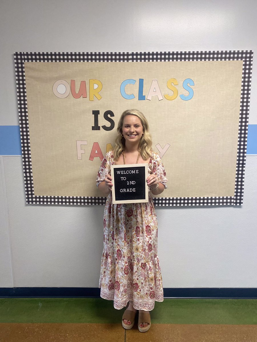 MandaWhiteCasey's tweet photo. Our JRES Beta students appreciate Mrs. Evans and her leadership! She has sponsored Beta for the past two years, and nobody gets more excited for her club members at convention than Mrs. Evans!💛🖤 #BetaSponsorAppreciation @nationalbeta @BetaJres @JresRockets @Miss_S_Ferguson https://t.co/DgapffKQzc
