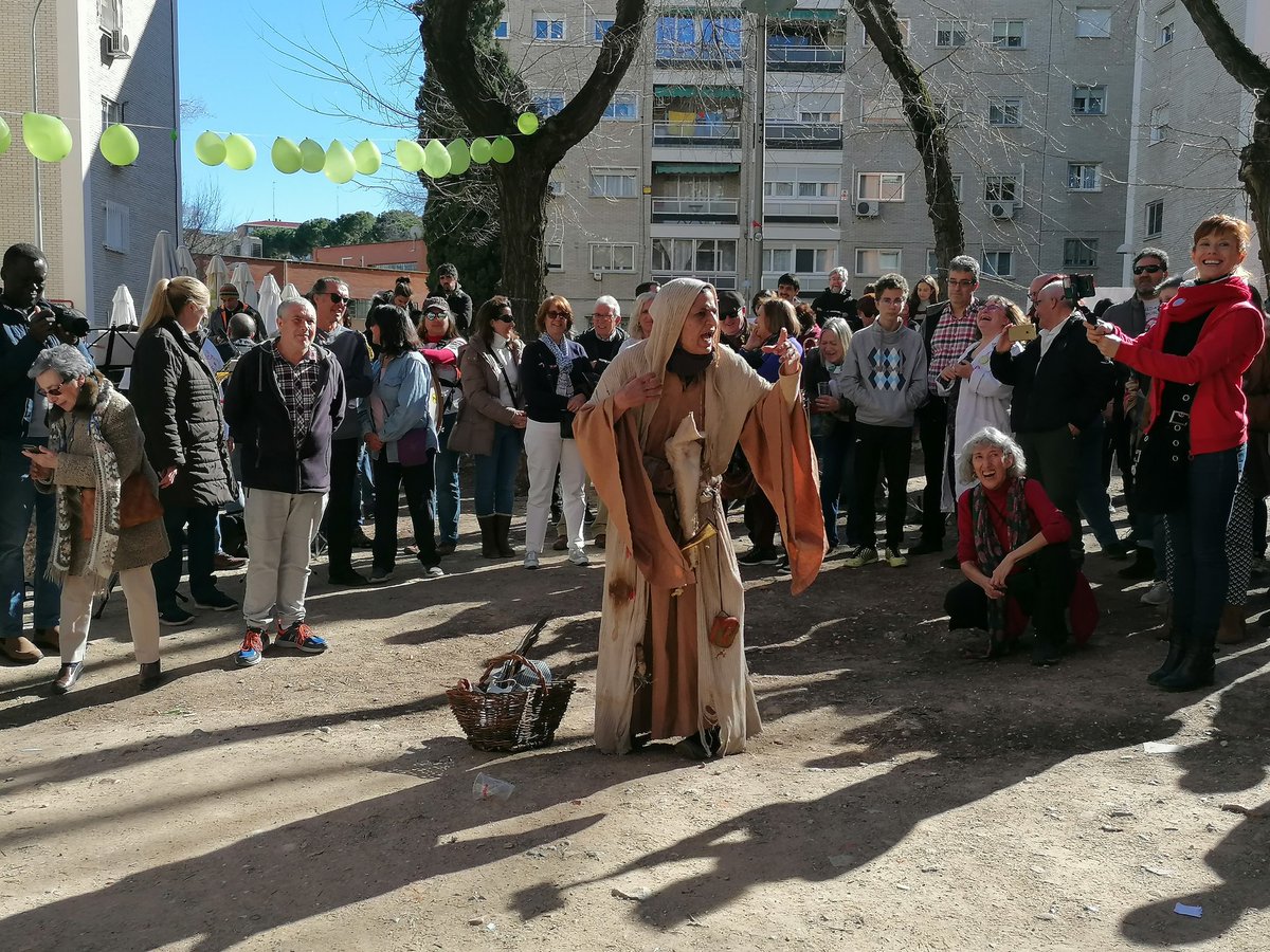 Hoy ha venido a visitarnos al #EncierroMedicosManoteras en <a href="/soci_manoteras/">A.V. Manoteras-La Soci ☎️91 766 08 66</a> un maravilloso personaje: la Edmunda, curandera, "lo mismo repara virgos que saca muelas".
Una nota de humor para reflexionar sobre la #AtencionPrimaria que nos espera.
#YoApoyoAPrimaria #SanidadPública
