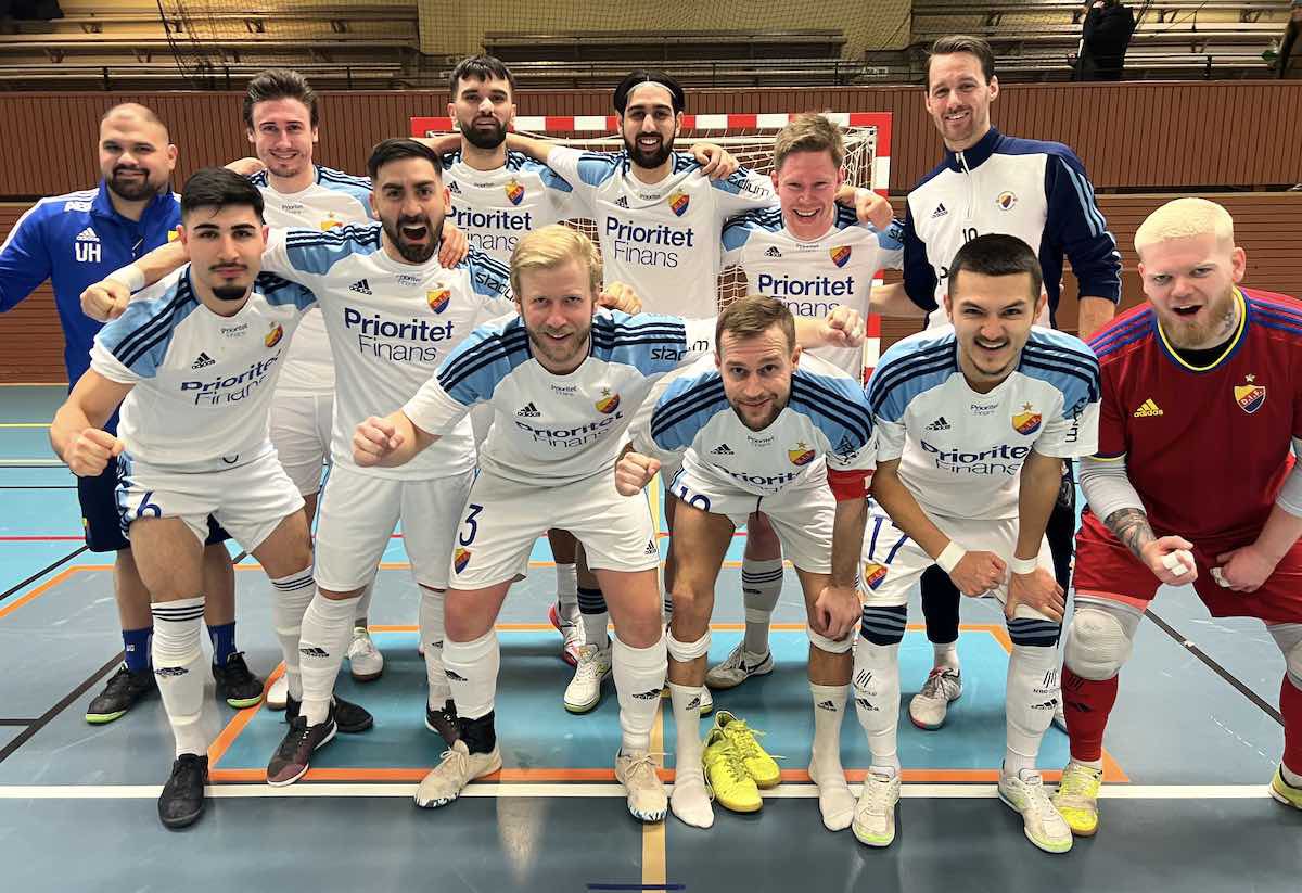 DIF_Fotboll's tweet photo. De blårandiga futsalherrarna gör sig redo för kval till SFL efter en rejäl offensiv urladdning mot Årsunda IF i sista omgången

🔗 https://t.co/Qhm05bc4fO https://t.co/pucwIZUDAd