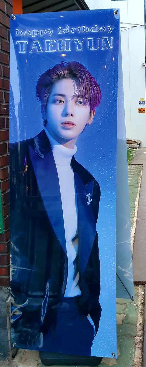 moaom34822's tweet photo. #꿈처럼_나타난_태현 #TXT #투모로우바이투게더 #태현 #TOMORROW_X_TOGETHER
아이구 12시 넘어부렀네ㅣ..

마지막 마카롱 가져옴...눙물😭
사진 찍는 중간중간 꿈처럼 나타난 모아분들의 예쁜 손들 덕분에 받은 게 넘 많아져서 행복했다💝❣💓💗💖 고마워요🥰 https://t.co/f7MxbnmJ56