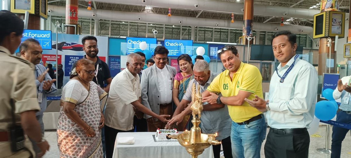 Hubballi Airport-HBX delighted to welcome first passenger traveling on inaugural flight. Boarding pass handed over to first passenger by Sh Pramod Kumar Thakre  Airport Director, Sh Sachin , Station Manager Indigo , dignitaries and AAC members present during function. <a href="/MoCA_GoI/">MoCA_GoI</a>