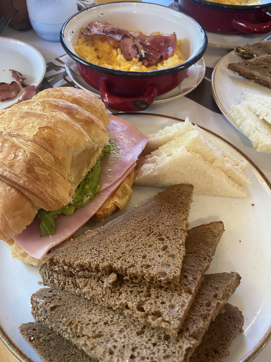 manuellizama's tweet photo. Se demoran mucho en llegar los platos a la mesa pero está todo rico. Brunch con mi amada @valesepulveda y mi suegra. #NoVolveremos #CassisElGolf https://t.co/32UDpA7ytD