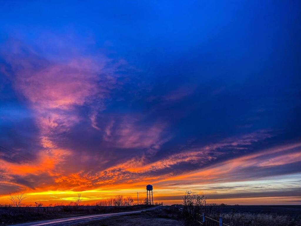 A welcomed blast of beauty last evening. .⁣ .⁣ .⁣ .⁣ .⁣ #midwestliving #ruralmissouri #midwestisbest #midwestmoment #missourinaturephotographer #monature #missourionly #missourioutdoors #missouriconservation #sullivancountymissouri #mdcdiscovernat… instagr.am/p/CoSPXJ9uRB5/