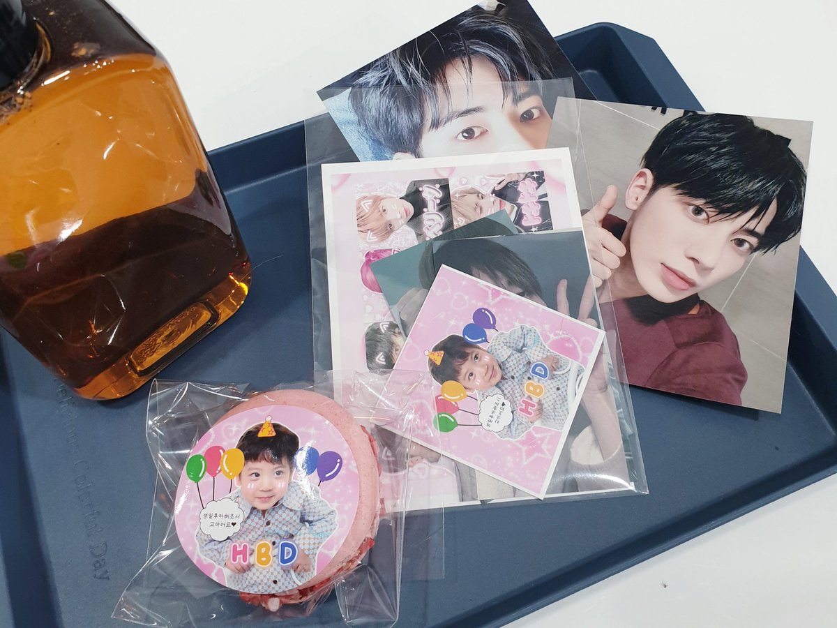 moaom34822's tweet photo. #꿈처럼_나타난_태현 #TXT #투모로우바이투게더 #태현 #TOMORROW_X_TOGETHER
아이구 12시 넘어부렀네ㅣ..

마지막 마카롱 가져옴...눙물😭
사진 찍는 중간중간 꿈처럼 나타난 모아분들의 예쁜 손들 덕분에 받은 게 넘 많아져서 행복했다💝❣💓💗💖 고마워요🥰 https://t.co/f7MxbnmJ56