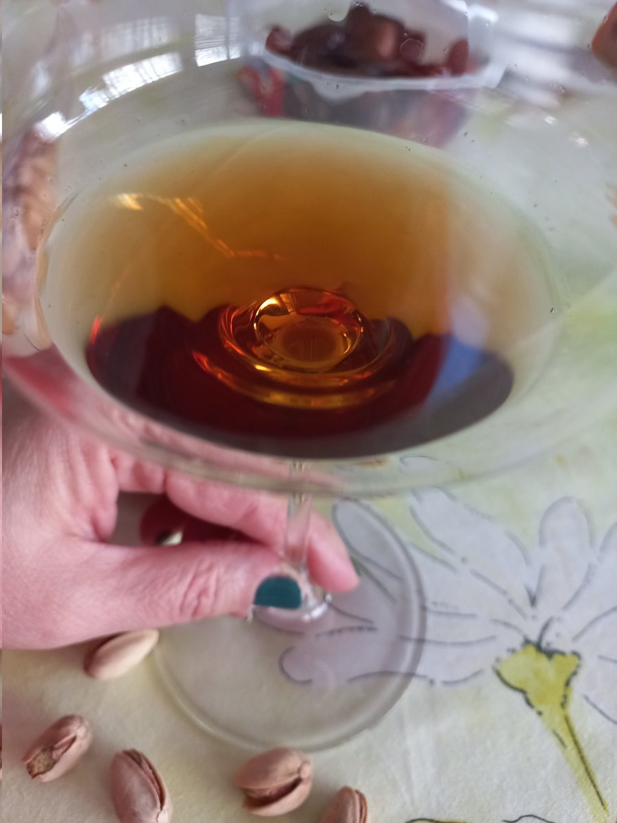 susublanca's tweet photo. Un #vorsporn , con una brillantez que casi deslumbra , un halo de frescura y una concentración que se masca. ❤️❤️ que se pare el tiempo! #beberselavejez #vors
#amontillado #albertoorte #enelsursepierdeelnorte https://t.co/FMHlmDuKLV